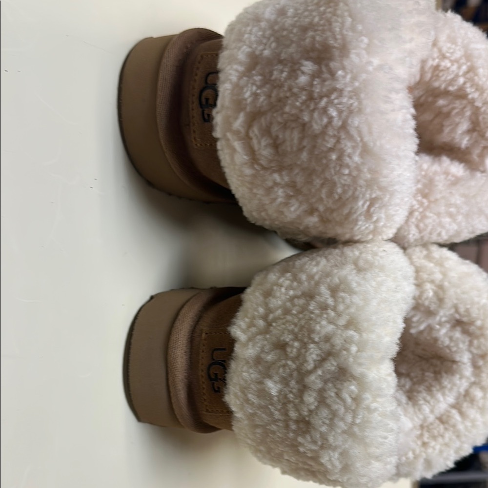 Brand new but one side faded. Ugg Ultra Mini Braid - Picture 4 of 15